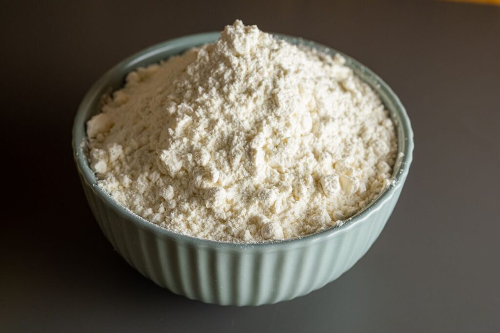 Grains de blé et farine dans un bol en céramique