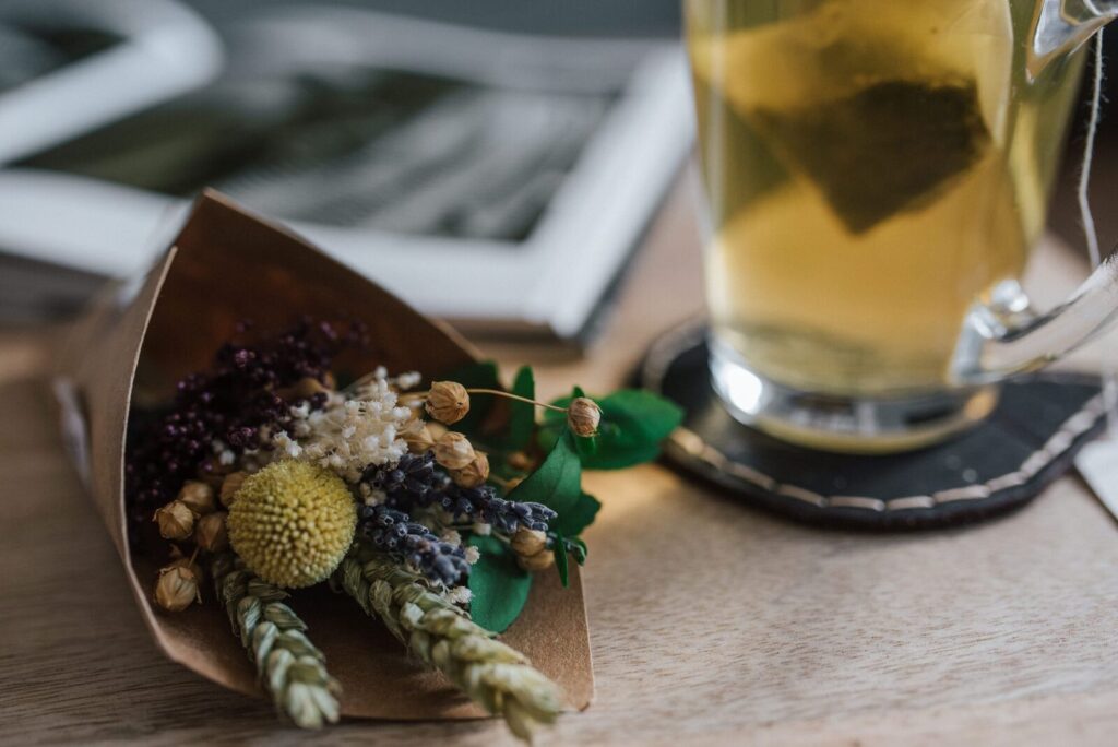 Infusion de fleurs séchées dans une tasse blanche