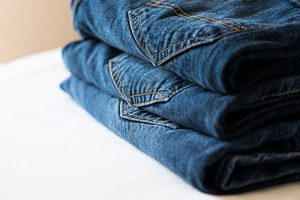 Linge en coton plié sur une surface claire