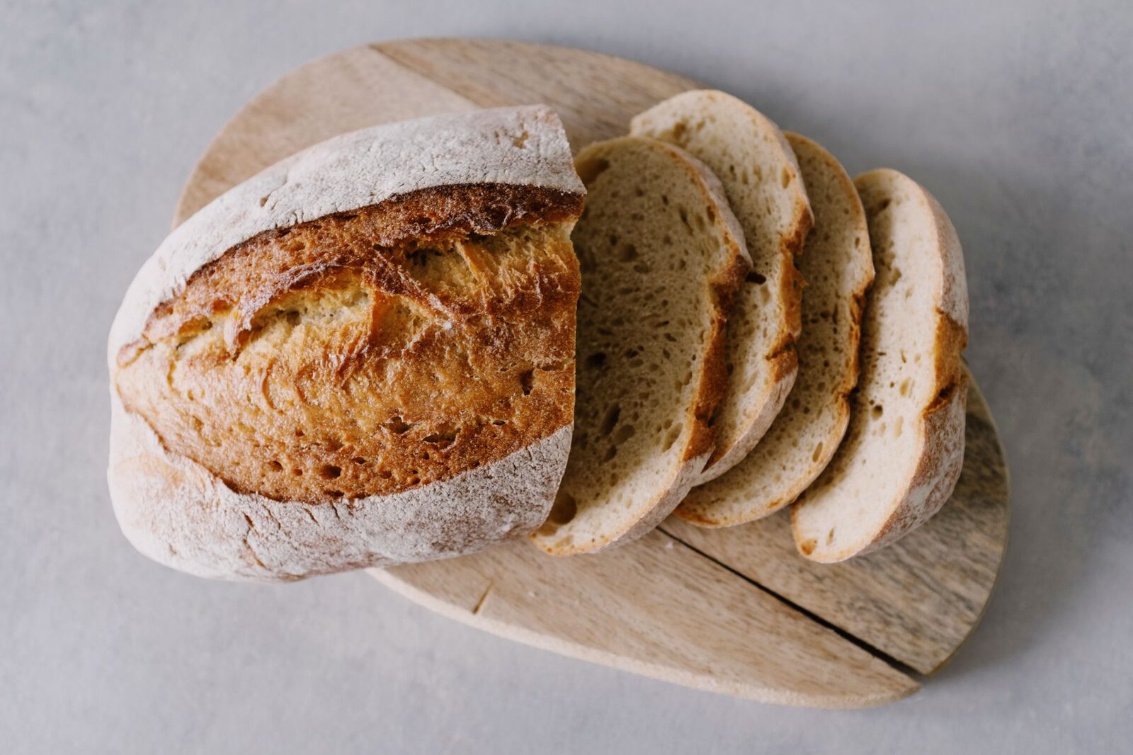 Pain complet au levain tranché sur une planche en bois