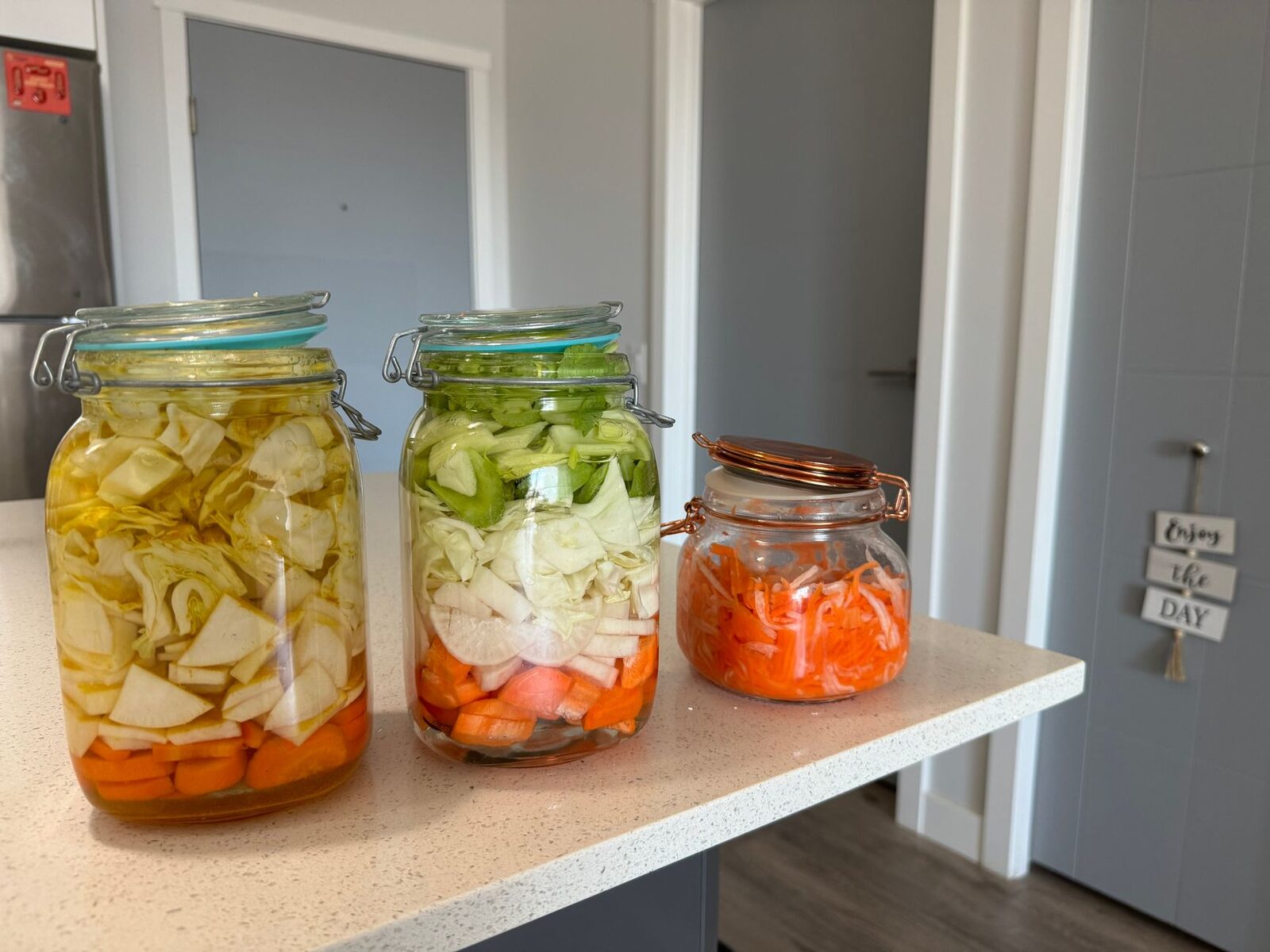 Bocaux d'aliments fermentés et yaourt nature sur un plan de travail