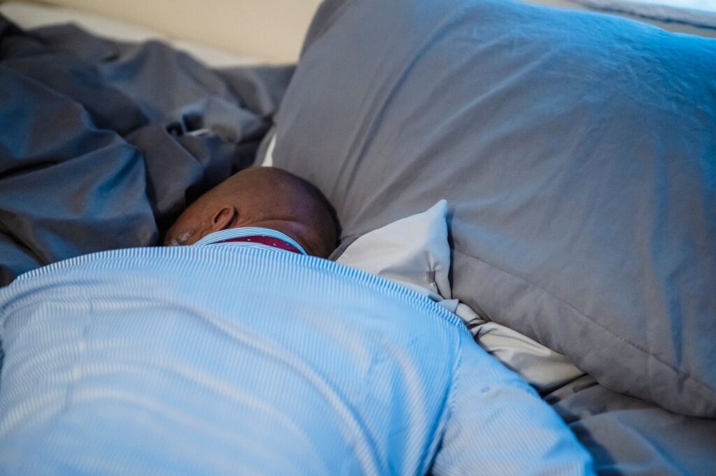 Personne endormie sur le côté dans un lit